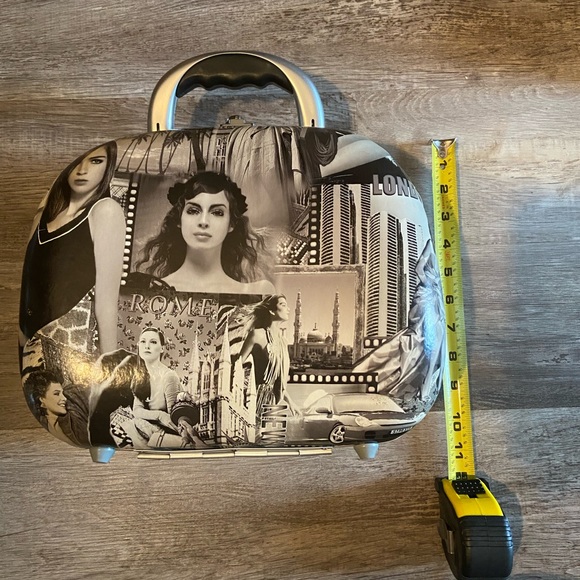 Traveler’s Make-up Case - Picture 7 of 12